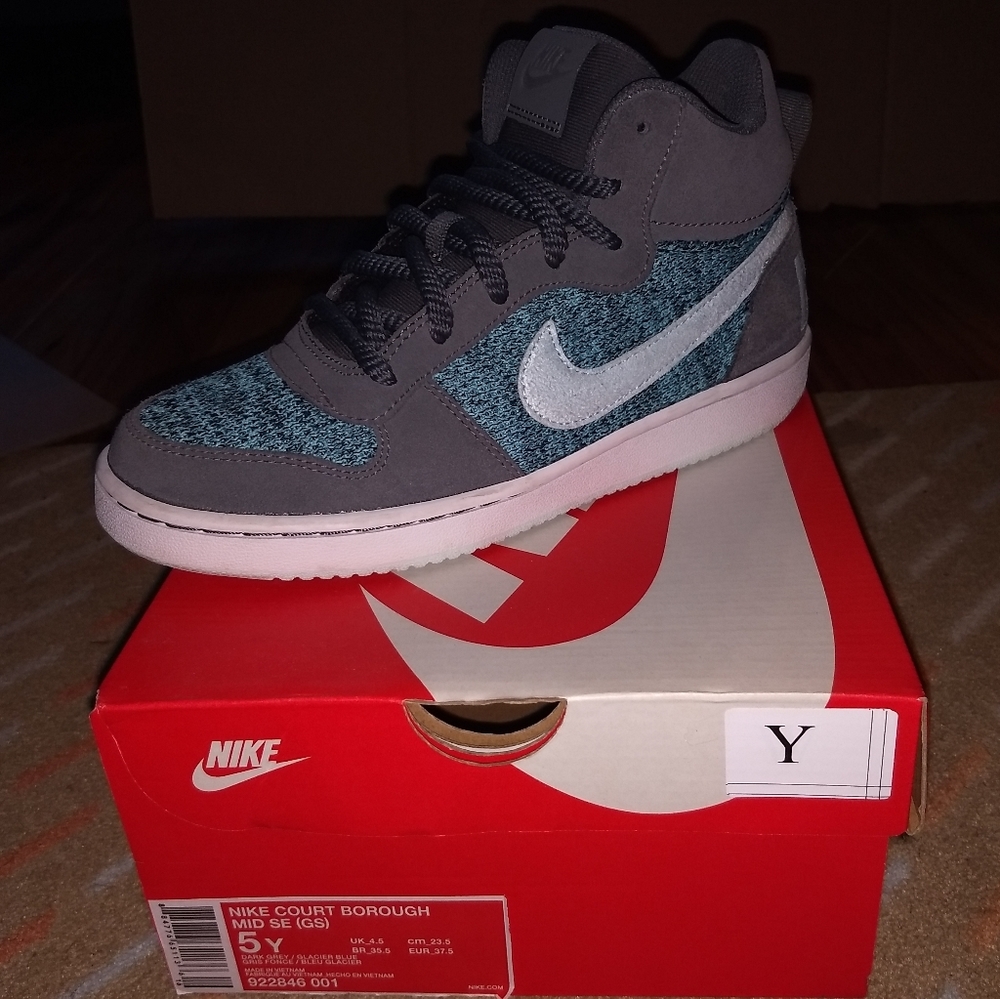 Nike Court Borough MID SE size 5y- Fits women 6